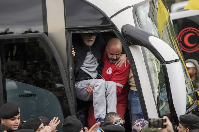 استُقبل الأسرى الفلسطينيون بحفاوة أثناء نزولهم من حافلة تابعة للصليب الأحمر، بعد الإفراج عنهم من السجون الإسرائيلية في مدينة رام الله بالضفة الغربية، يوم السبت 8 فبراير 2025. 