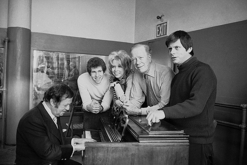 Jule Styne a „Sugar” vígjátékhoz írt zenéjét játssza, a zongora körül balról Tony Roberts, Elaine Joyce, Cyril Ritchard és Robert Morse a New York-i Balettiskolában, 1971-ben
