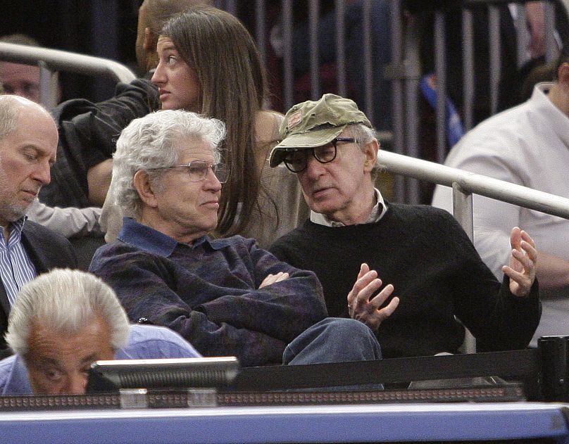 Woody Allen és Tony Roberts egy NBA kosárlabda-mérkőzés közben, 2011. március 2-án a New York-i Madison Square Gardenben.