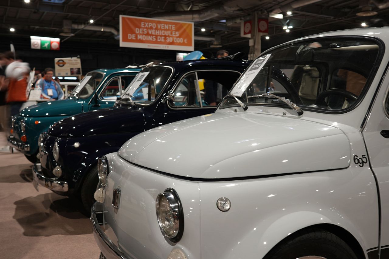 Un stand propose des véhicules à moins de 30 000 euros pour les petits budgets