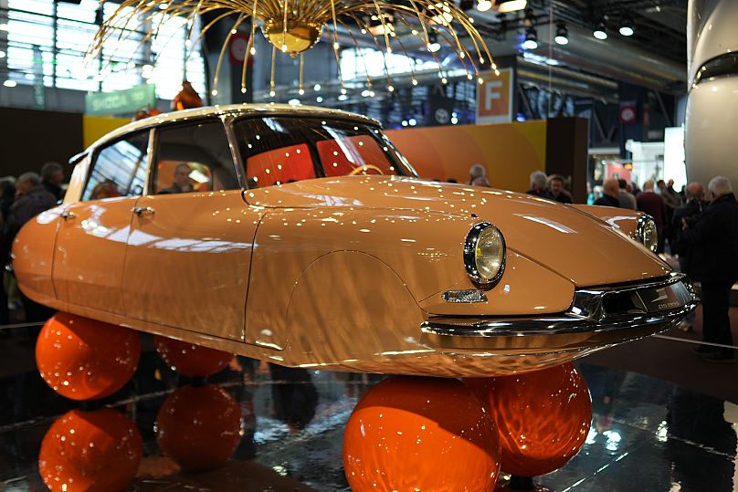 Jedna z gwiazd Rétromobile: Citroën DS Ballons wyprodukowany przez Claude'a Puecha w 1959 roku.