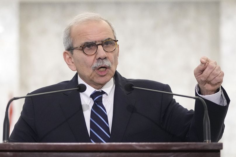  رئيس الوزراء اللبناني نواف سلام يتحدث إلى الصحفيين بعد اجتماعه مع الرئيس اللبناني جوزيف عون في القصر الرئاسي في بعبدا، شرق بيروت، لبنان، الثلاثاء 14 يناير/كانون الثاني