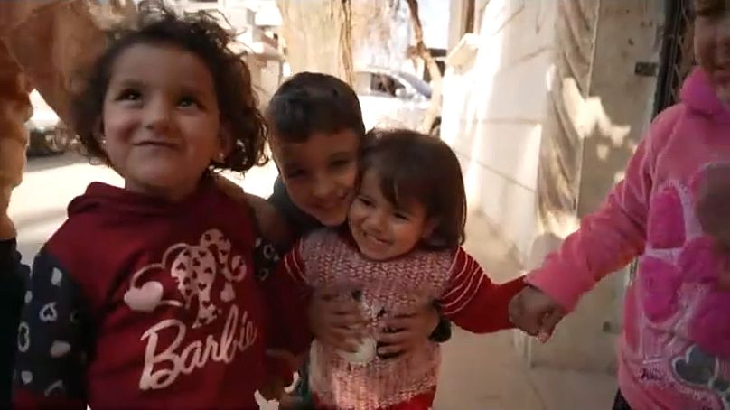 الطفلة عفراء مع عائلة عمها خليل السوادي في سوريا