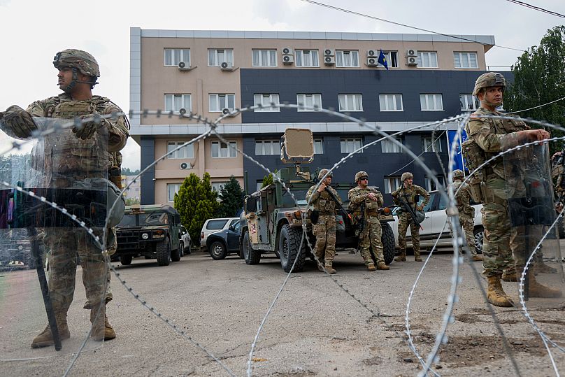 Tropas de la KFOR vigilan un edificio municipal en la ciudad de Leposavic, 29 de mayo de 2023.