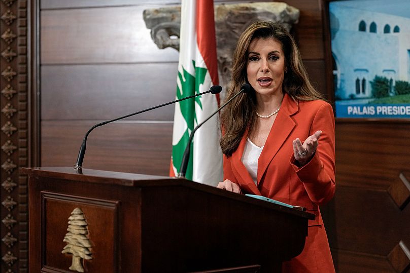 Enviada especial adjunta de EEUU para la paz en Oriente Medio, Morgan Ortagus, habla durante una rueda de prensa en Baabda, al este de Beirut, el 7 de febrero de 2025.