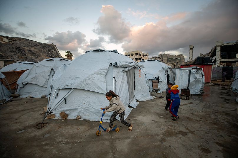 أطفال يلعبون في مخيم للنازحين الفلسطينيين في مخيم جباليا للاجئين في مدينة غزة، الخميس 6 فبراير/شباط 2025