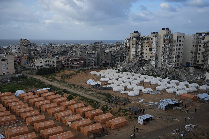 مخيم للنازحين الفلسطينيين في جباليا في قطاع غزة بجوار البيوت المدمرة نتيجة الهجوم الجوي والبري الإسرائيلي، الخميس، 6 فبراير/شباط 2025
