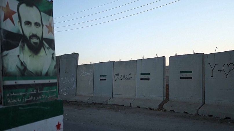 جدار خرساني عملاق على أطراف البلدة