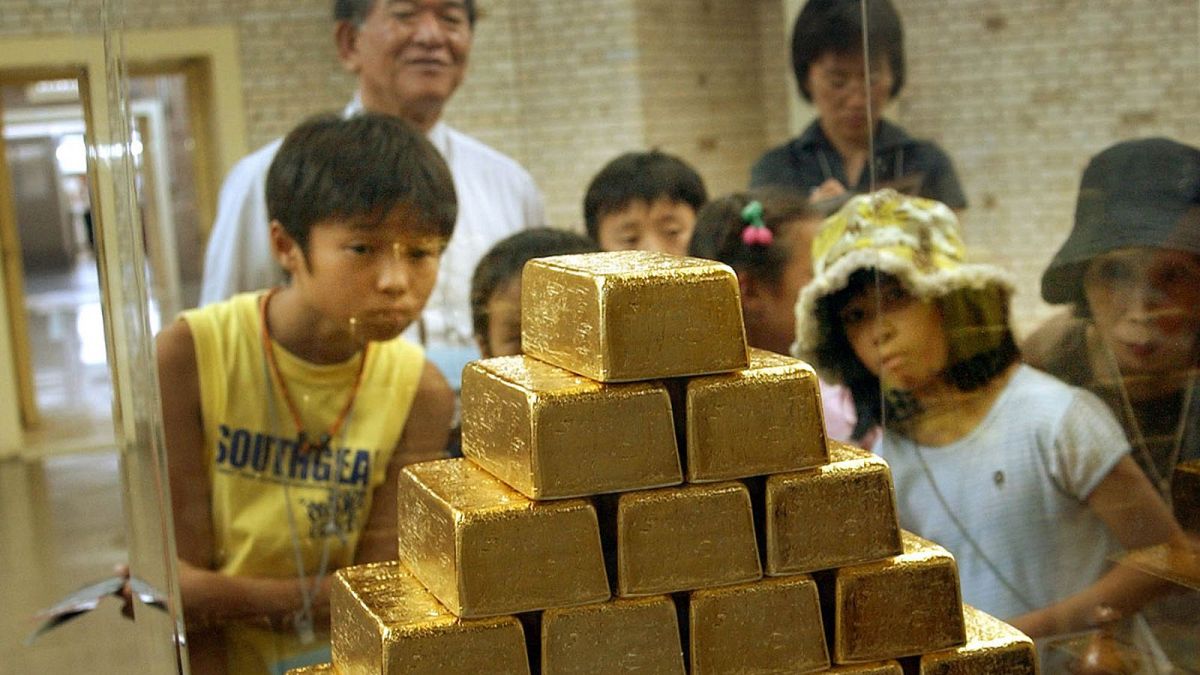 日本での金の記録と奇妙な密輸方法：下着の金粉からお茶まで