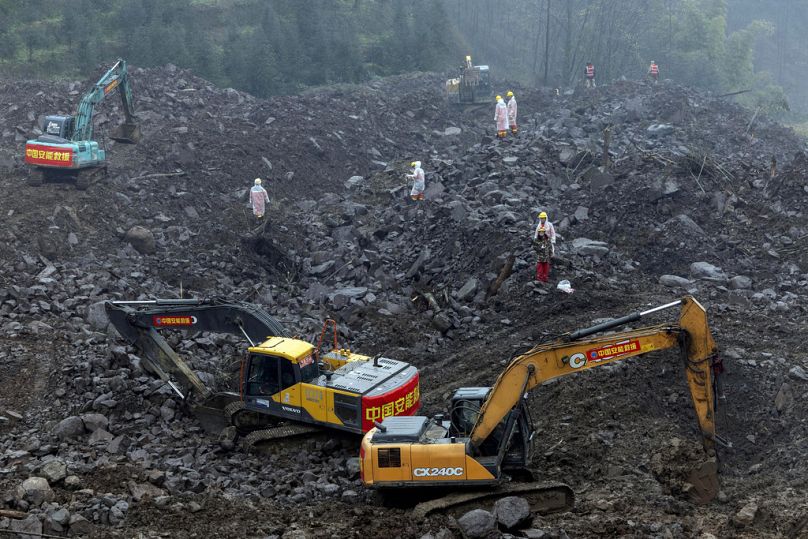 Des sauveteurs recherchent des victimes à la suite d'un glissement de terrain dans le comté de Junlian, près de la ville de Yibin.