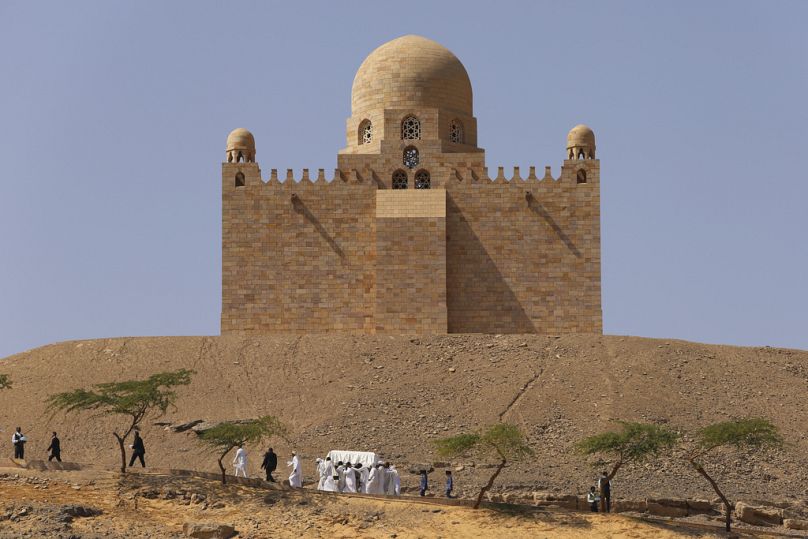 يحمل المشيعون نعش الأمير كريم الحسيني، الآغا خان الرابع، في أسوان، مصر، يوم الأحد 9 فبراير 2025.