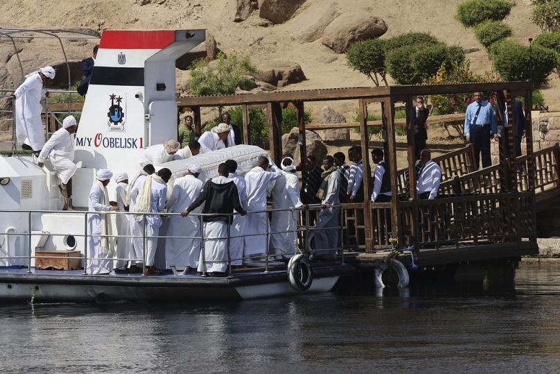 يحمل المشيعون نعش الأمير كريم الحسيني، الآغا خان الرابع، في أسوان، مصر، يوم الأحد 9 فبراير 2025.