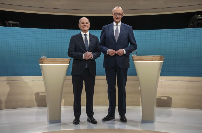 Olaf Scholz (z lewej) i Friedrich Merz w berlińskim studiu podczas debaty wyborczej ARD/ZDF, 9 lutego 2025 r.