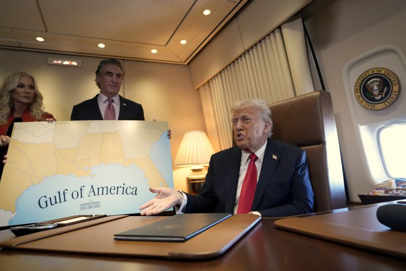 Prezydent USA Donald Trump na pokładzie Air Force One podczas podróży z Florydy do Nowego Orleanu, 9 lutego 2025 r.