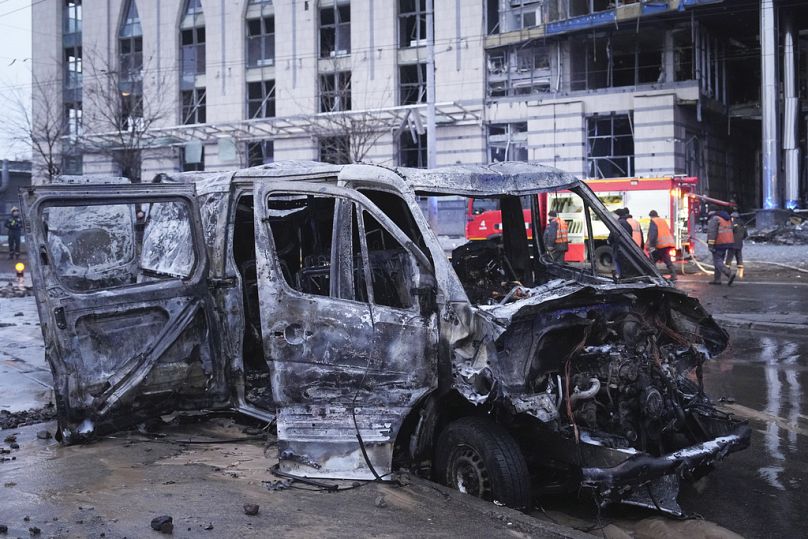 Zniszczony samochód przez rosyjską bombę. Kijów, styczeń 2025 r.
