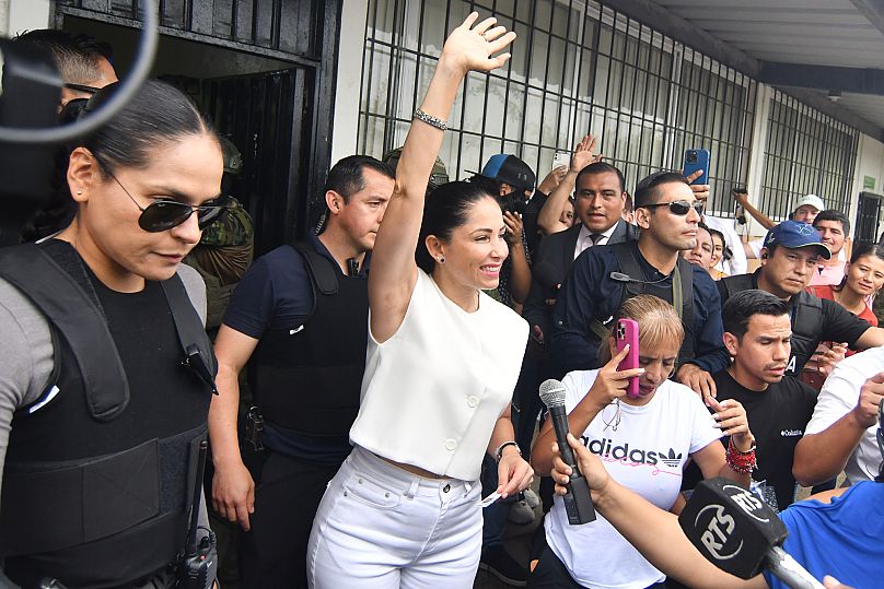Luisa González, candidata presidencial por el Movimiento Revolución Ciudadana, saluda después de votar en una elección presidencial en Canuto, Ecuador, el 9 de febrero.