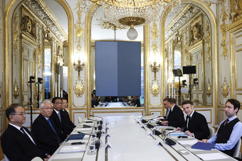 El presidente francés, Emmanuel Macron, segundo desde la derecha, se reúne con el viceprimer ministro chino, Zhang Guoqing, en el Palacio del Elíseo