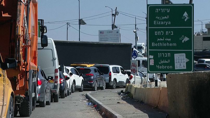 الفلسطينيون يقفون على أحد الحواجز في الضفة الغربية