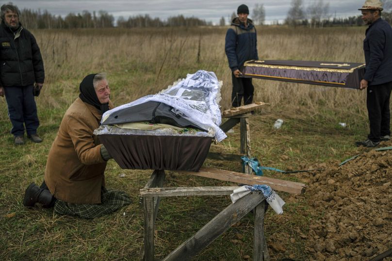 Nadiya Trubchaninova, 70, weint beim Halt des Sarges ihres Sohnes Vadym (48), der am 30. März 2022 in Butscha von russischen Soldaten getötet wurde.