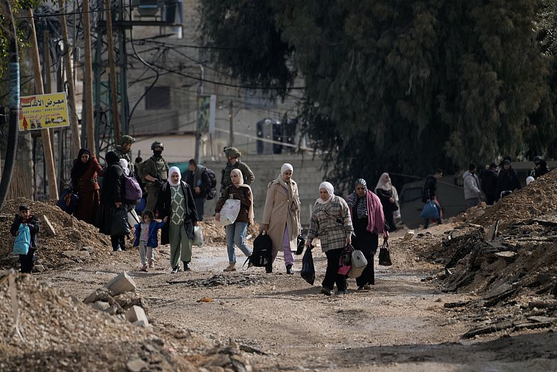 Palestinos desplazados del campo de refugiados de Yenín, en Cisjordania, cargan con sus pertenencias el jueves 23 de enero de 2025.