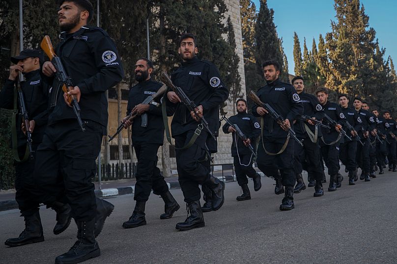 مجندون في قوات الشرطة التابعة للحكومة السورية المؤقتة خلال دورة تدريبية وتخرج في كلية الشرطة في دمشق، سوريا، الثلاثاء 14 يناير/كانون الثاني 2025