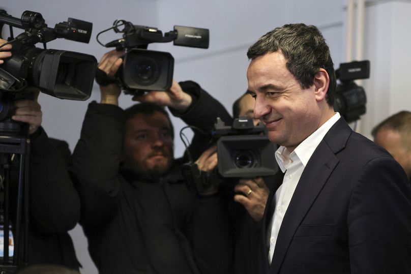Albin Kurti korábban a sajtónak elmondta, hogy győzelmét a demokráciát és progressziót szem előtt tartó programja elismeréseként értelmezi.