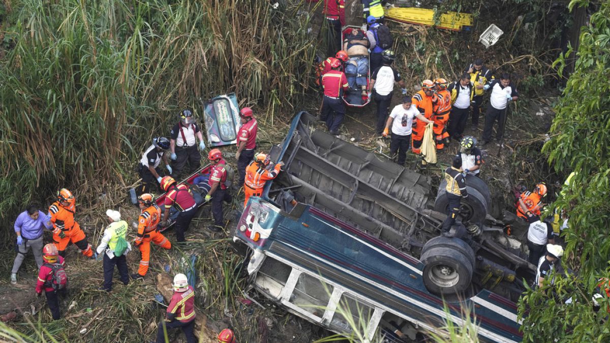 مقتل 51 شخصًا على الأقل في حادث سقوط حافلة من جسر في غواتيمالا