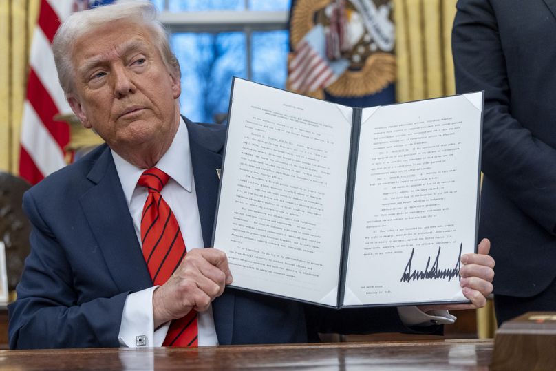 الرئيس دونالد ترامب يحمل أمرًا تنفيذيًا موقّعًا في البيت الأبيض، الاثنين 10 فبراير/شباط 2025، في واشنطن