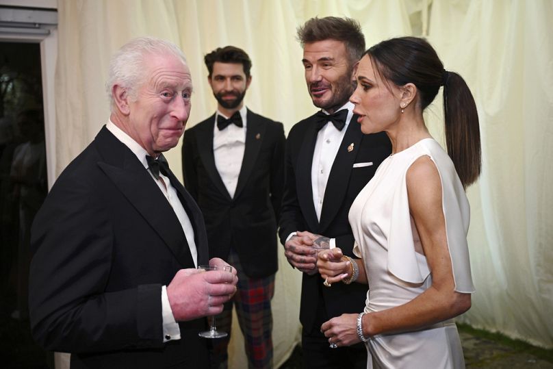 Carlo III parla con David e Victoria Beckham durante una cena a Highgrove House, Tetbury, Inghilterra, venerdì 7 febbraio 2025