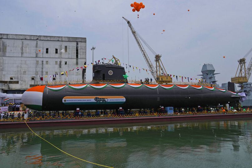 Des membres d'équipage lâchent des ballons lors du lancement du Vagsheer, le sixième sous-marin indien de classe Scorpène, à Mumbai, en Inde, 