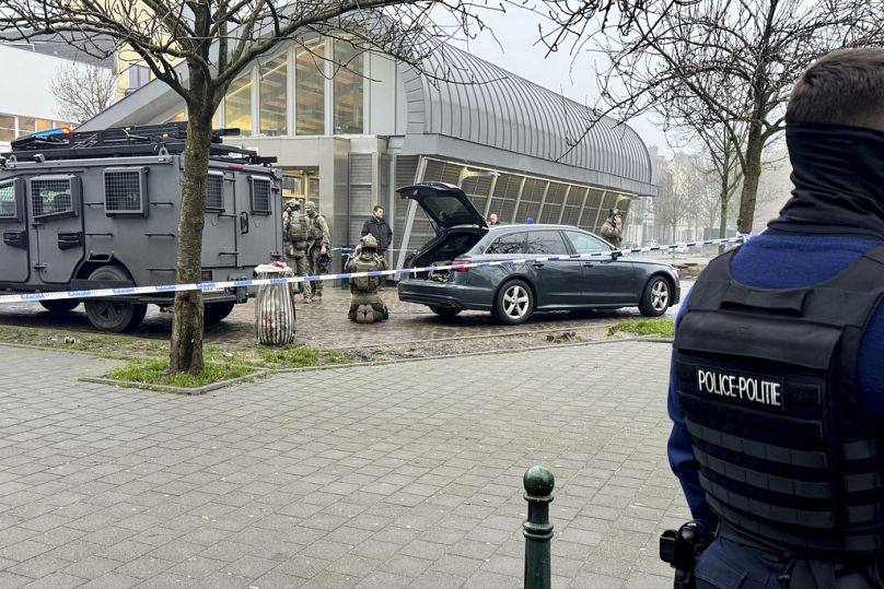 Policja prowadzi czynności obok metra Clemenceau