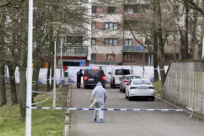 Polizeiarbeit in der Umgebung eines Wohnkomplexes nach einer Schießerei in Brüssel, Freitag, 7. Februar 2025. 