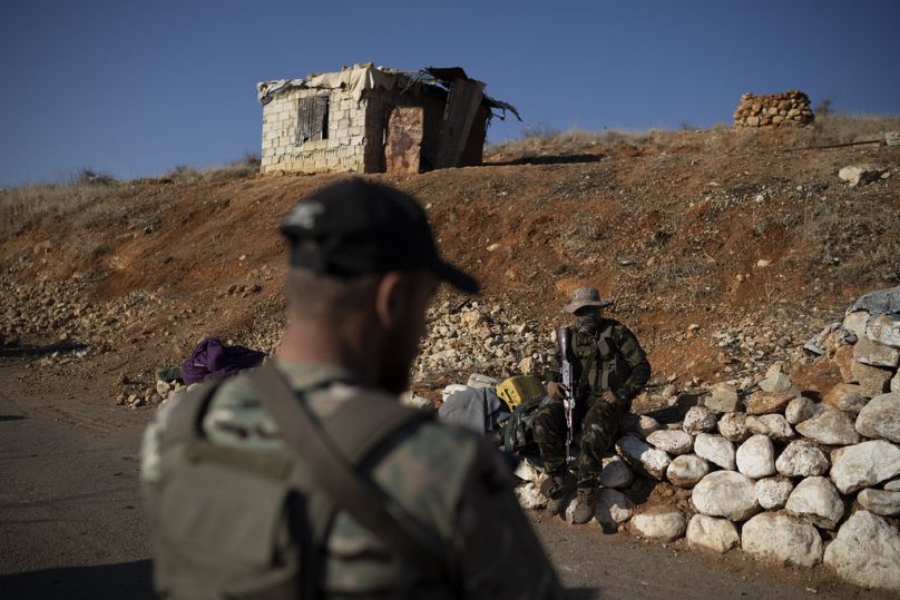 Membri delle nuove forze di sicurezza a guardia di un posto di blocco vicino al confine con il Libano, nella città di Sargaya, in Siria, martedì 7 gennaio 2025