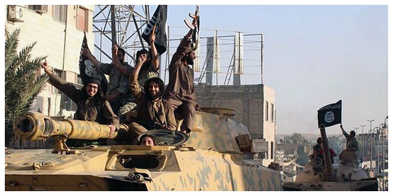 أعضاء من تنظيم داعش يجوبون الشوارع في مدينة الرقة السورية، 2014.
