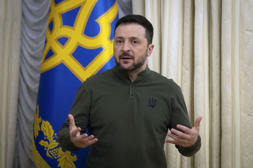 الرئيس الأوكراني فولوديمير زيلينسكي يتحدث خلال إحاطة إعلامية مع رئيسة البنك الأوروبي للاستثمار ناديا كالفينو في كييف بأوكرانيا 10 شباط فبراير 2025