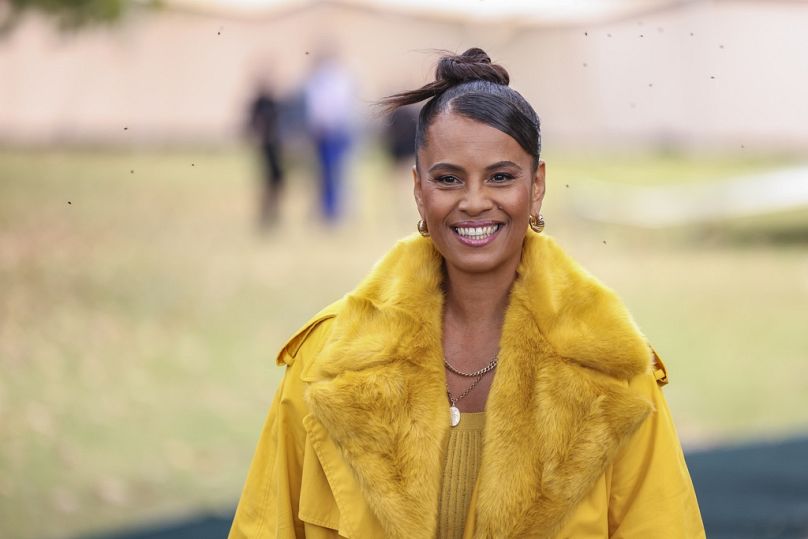 Neneh Cherry pozuje fotografom po przybyciu na pokaz mody Burberry Spring Summer 2024.