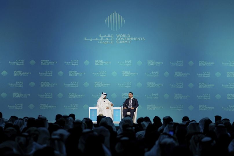  أسعد الشيباني، إلى اليمين، يتحدث إلى الصحفي الكويتي عمار تقي خلال القمة العالمية للحكومات في دبي، الإمارات العربية المتحدة، الأربعاء، 12 فبراير/شباط 2025. 