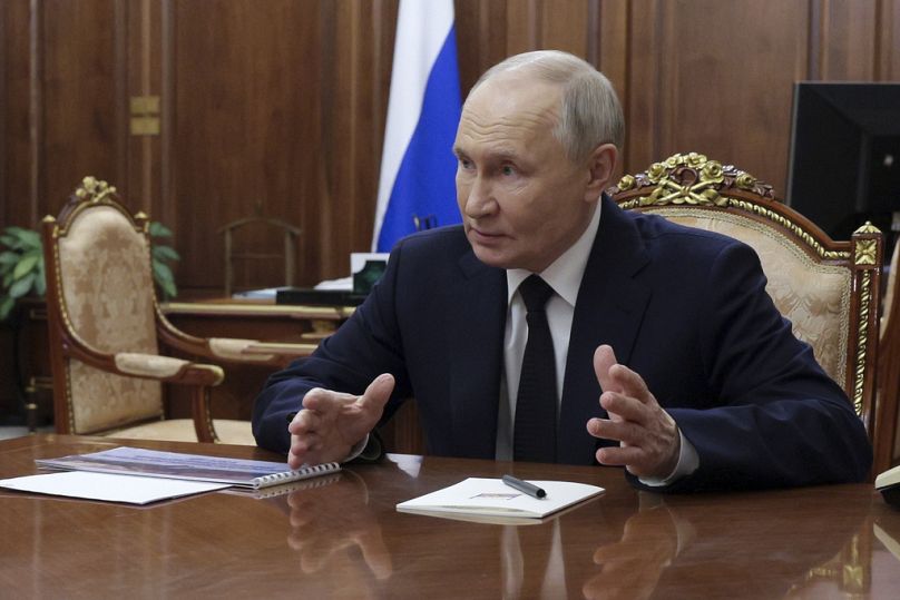 Prezydent Rosji Władimir Putin gestykuluje, rozmawiając z szefem kontrolowanego przez Rosję regionu Donbasu.