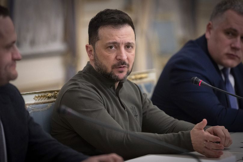 Prezydent Ukrainy Wołodymyr Zełenski przemawia podczas spotkania z prezes Europejskiego Banku Inwestycyjnego Nadią Calvino.