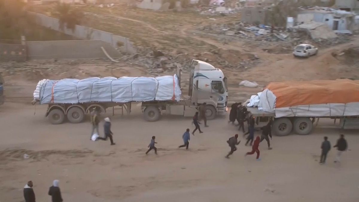 Les camions avec de l'aide humanitaire pillés lors du passage de frontière à Rafah