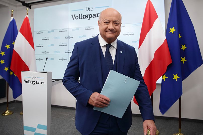 Le chef du Parti populaire autrichien (ÖVP) Christian Stocker quitte une conférence de presse à Vienne, en Autriche, le mercredi 12 février 2025.