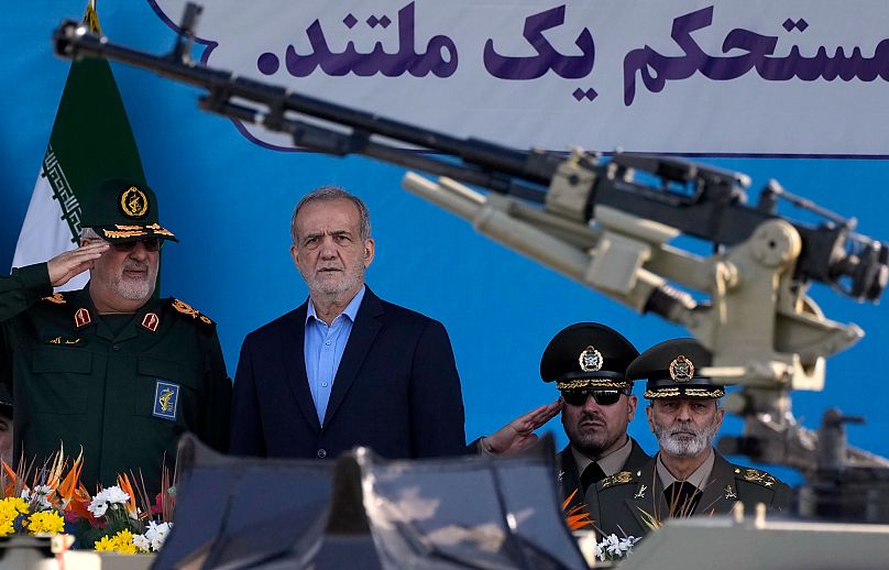 مسعود پزشکیان در کنار فرماندهان ارشد سپاه و ارتش