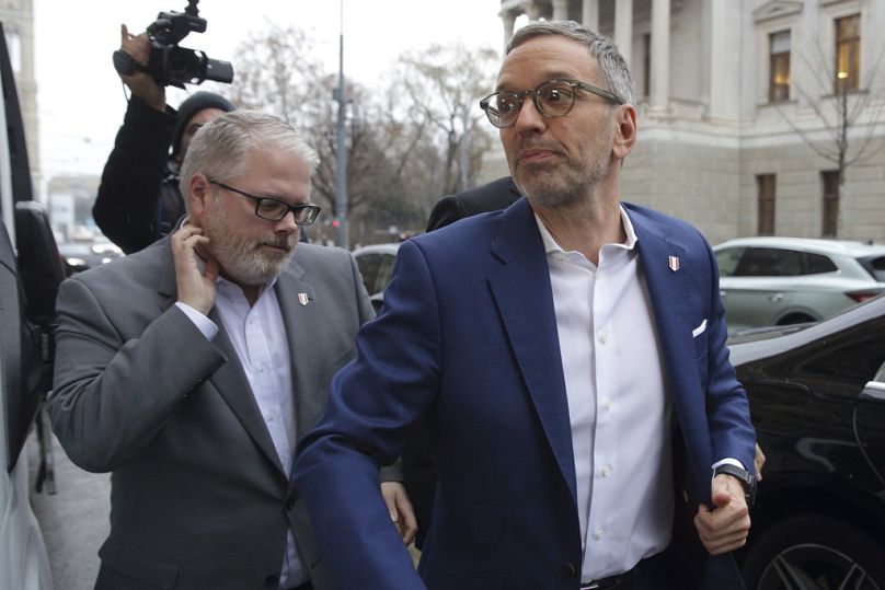 Lider Austriackiej Partii Wolności, Herbert Kickl, przybywa do siedziby swojej partii w Wiedniu.
