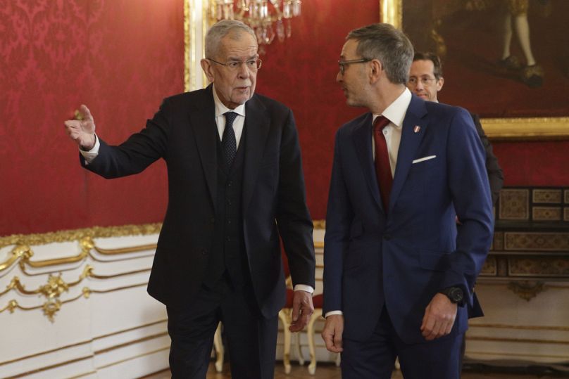 Prezydent Austrii, Alexander Van der Bellen (po lewej), wita lidera Partii Wolności (FPÖ) Herberta Kickla w swoim biurze.