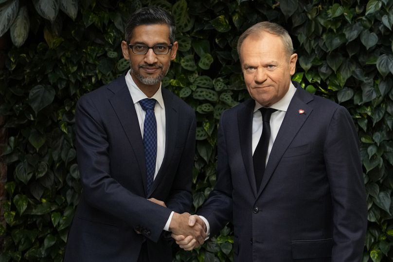 Dyrektor generalny Google i Alphabet, Sundar Pichai (po lewej), oraz premier Polski, Donald Tusk (po prawej), spotykają się na rozmowach na temat zaangażowania AI. 