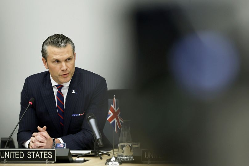 Sekretarz Obrony Stanów Zjednoczonych Pete Hegseth przemawia podczas spotkania Grupy Kontaktowej ds. Obrony Ukrainy w siedzibie NATO w Brukseli.