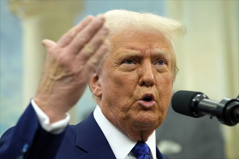 Prezydent Donald Trump przemawia, gdy Tulsi Gabbard składa przysięgę na stanowisko Dyrektora Wywiadu w Gabinecie Owalnym Białego Domu.