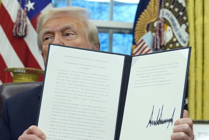 Prezydent Donald Trump prezentuje proklamację dotyczącą importu stali w Gabinecie Owalnym Białego Domu.