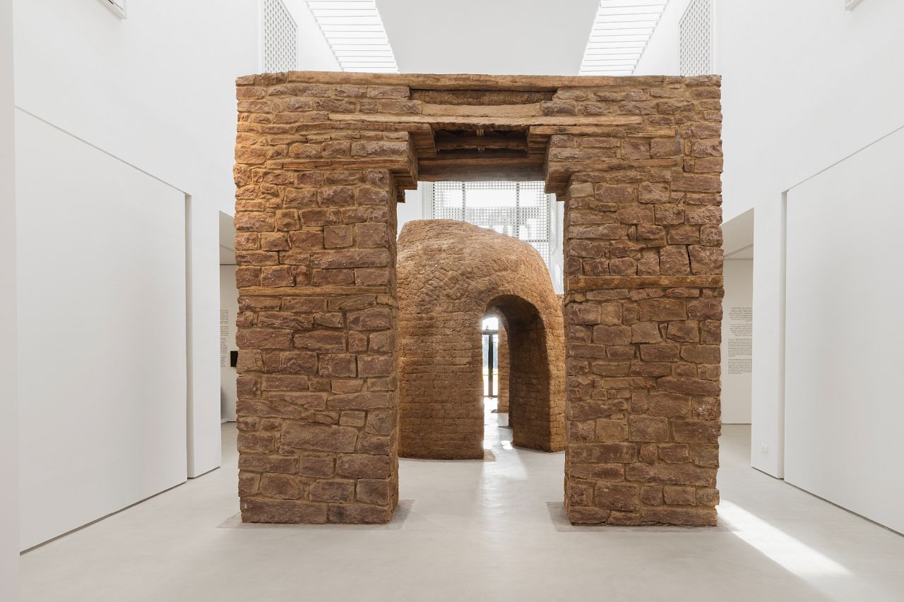 Installation view of Salima Naji, Dans les bras de la terre (2025), at MACAAL
