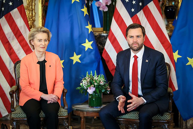 J.D. Vance rencontre Ursula von der Leyen lors d'une réunion bilatérale en marge du sommet d'action sur l'intelligence artificielle à Paris, le mardi 11 février 2025.
